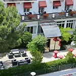Carlton Boutique 4*