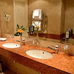 Carlton Boutique 4*