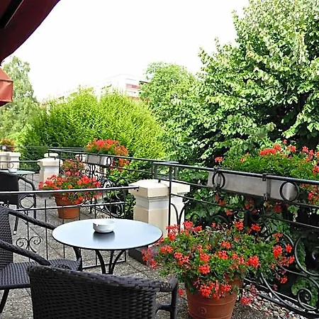Carlton Boutique 4*