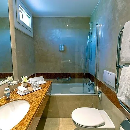 Carlton Boutique מלון 4*