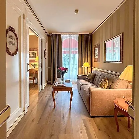 Carlton Boutique 4*