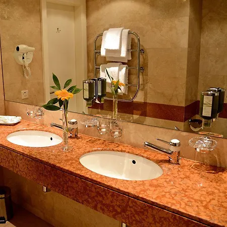Carlton Boutique 4*